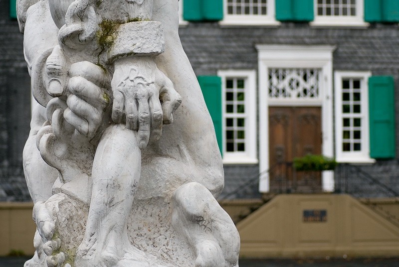 10.06.2011 WTL-D34_0935.jpg - Skulptur vor dem Engels Haus